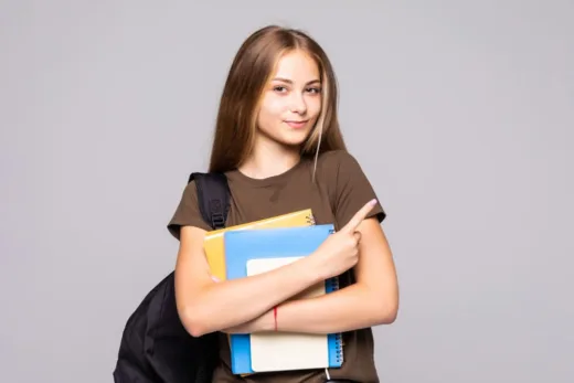 Młoda studentka przed zajęciami z plecakiem na plecach